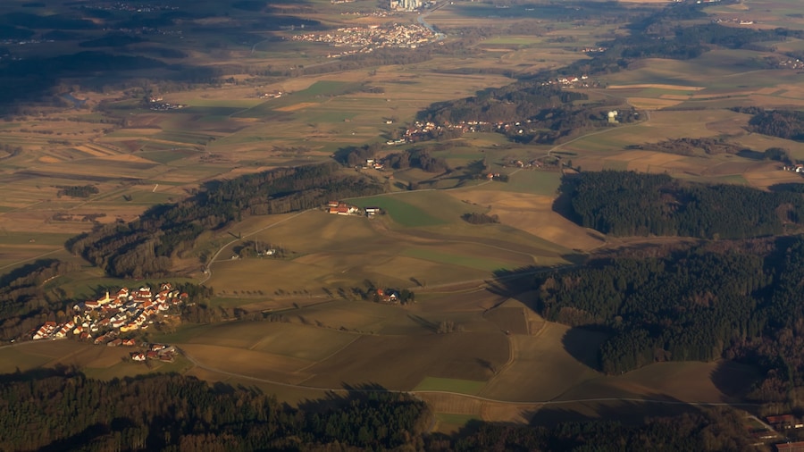 Photo "Bird's eye view of Kraftwerk Zolling near Munich, Germany. Taken during flight LH 458, MUC–SFO, in February 2014." by Frank Schulenburg (Creative Commons Attribution-Share Alike 3.0) / Cropped from original