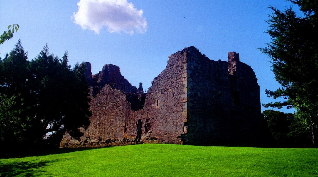 Kuva ”Dirleton Castle” käyttäjältä Elisa.rolle (CC BY-SA) / rajattu alkuperäisestä kuvasta