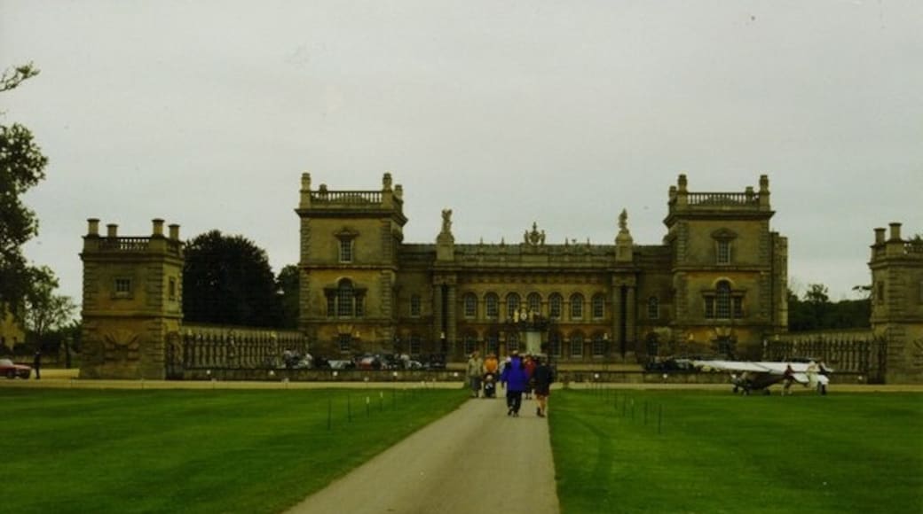 Photo "Grimsthorpe Castle" by John Goldsmith (CC BY-SA) / Cropped from original