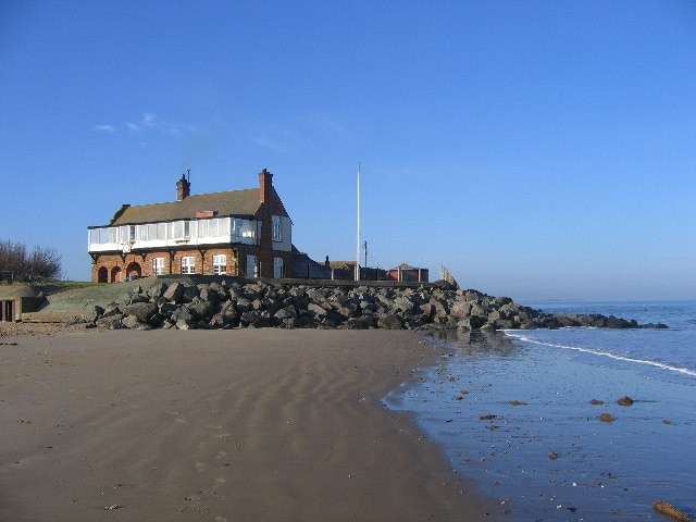 Foto "Playa de Brancaster" de Graham Hardy (CC BY-SA) / Recortada de la original