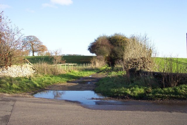 Billede "Ampney St. Mary" af Jonathan Billinger (CC BY-SA) / beskåret fra det originale billede