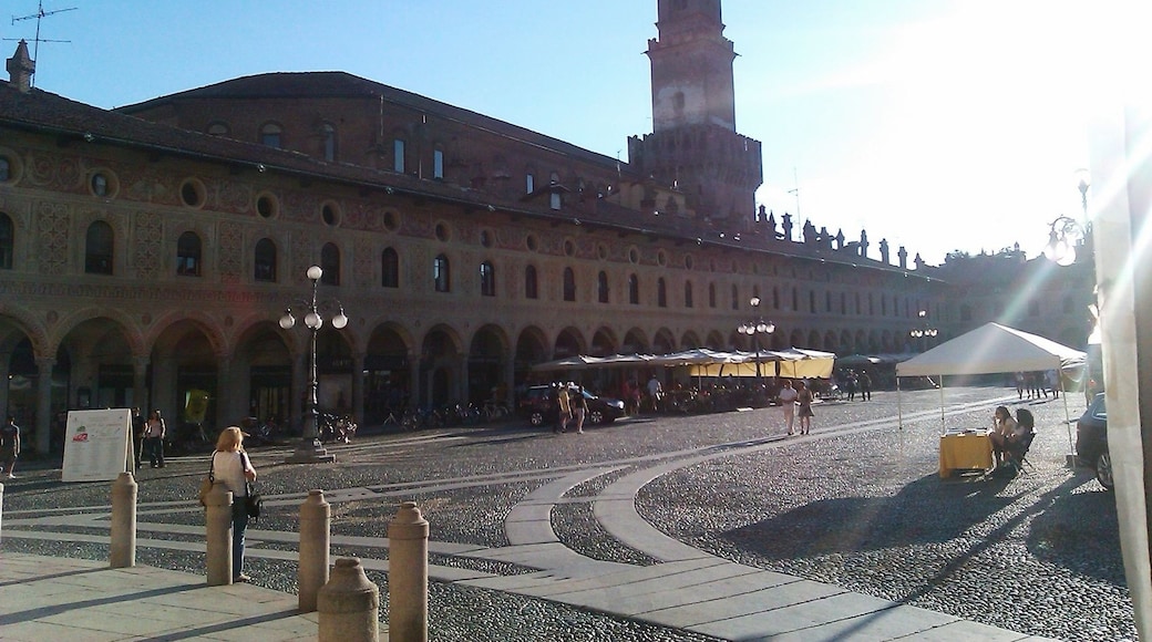 Foto "Piazza Ducale" de Revolweb (CC BY-SA) / Recortada do original