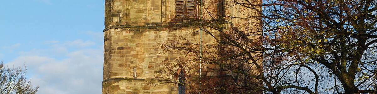 Photo "Tower of St Mary de Castro, Leicester, England" by NotFromUtrecht (Creative Commons Attribution-Share Alike 3.0) / Cropped from original