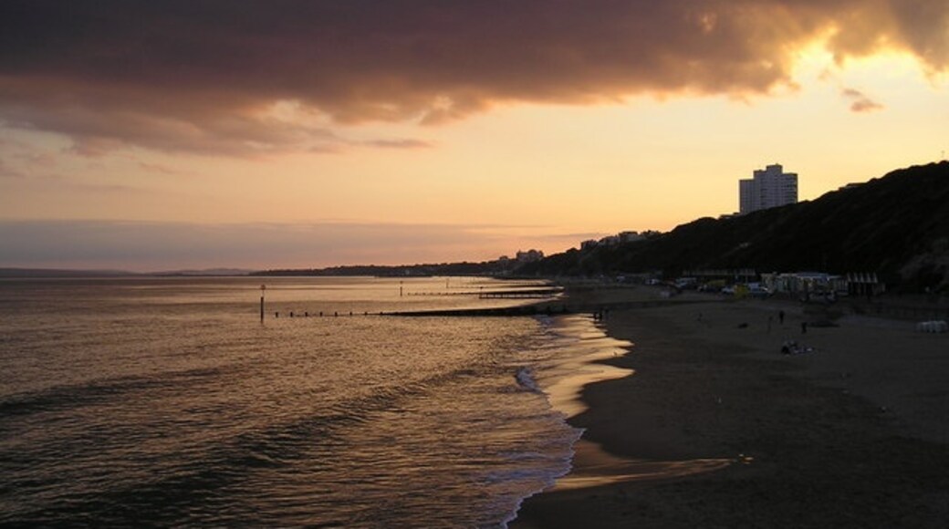 Foto "Boscombe Beach" por Charles Musselwhite (CC BY-SA) / Recortada de la original