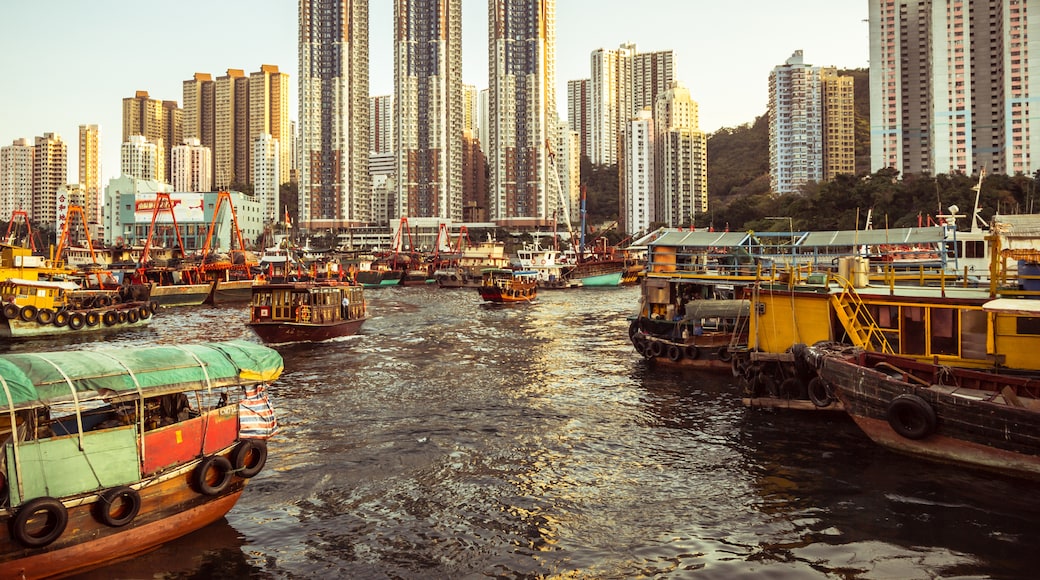 Photo "Aberdeen Fishing Village" by Alexander Synaptic (CC BY-SA) / Cropped from original