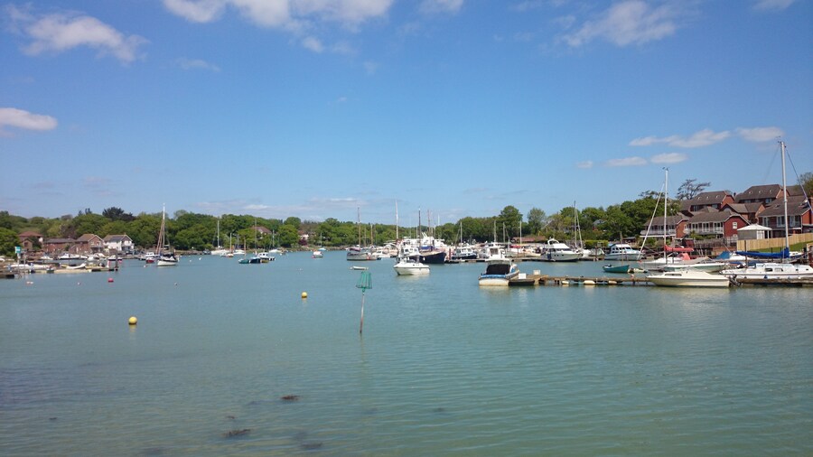 Photo "Isle of Wight" by undefined (Creative Commons Zero, Public Domain Dedication) / Cropped from original