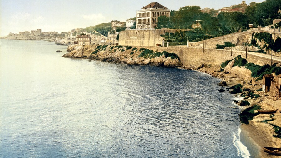 Photo "6189 P.Z. Marseille, la Corniche. Photochrom print by Photoglob Zürich, between 1890 and 1900. From the Photochrom Prints Collection at the Library of Congress More photochroms from France | More photochrom prints [PD] This picture is in the public domain" by …trialsanderrors (Creative Commons Attribution 2.0) / Cropped from original