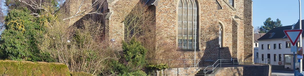 Photo "St. Jakobus der Ältere, Meckenheim-Ersdorf" by Raymond (Creative Commons Attribution-Share Alike 4.0) / Cropped from original