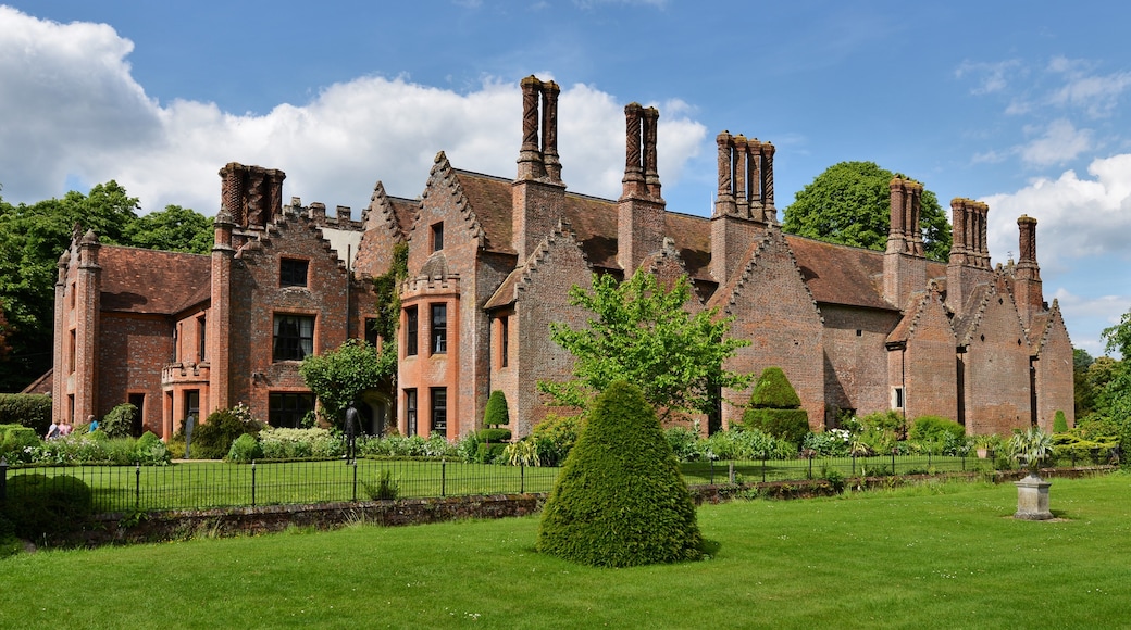 Photo "Chenies" by Michael Garlick (CC BY-SA) / Cropped from original