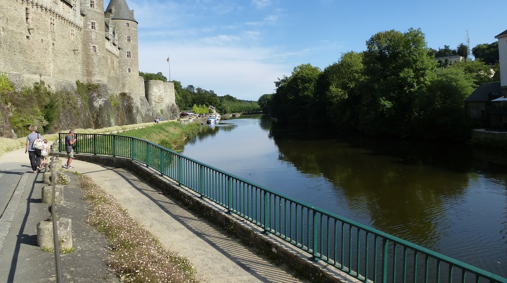 Photo "Josselin" by chisloup (CC BY) / Cropped from original