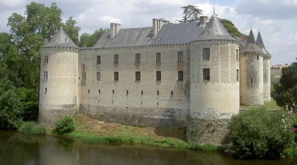 Foto "Château de la Guerche" oleh Cdlg (page does not exist) (CC BY-SA) / Dipotong dari foto asli