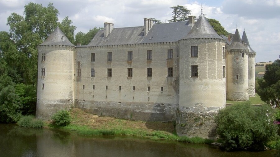 Photo "Château de la Guerche vu du pont - Touraine sud (Val de Loire)" by Cdlg (page does not exist) (Creative Commons Attribution-Share Alike 3.0) / Cropped from original