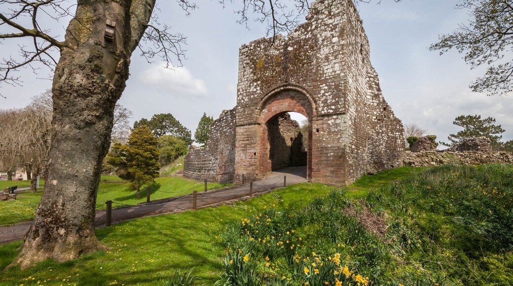 Photo "Egremont Castle" by Paul Lakin (CC BY) / Cropped from original
