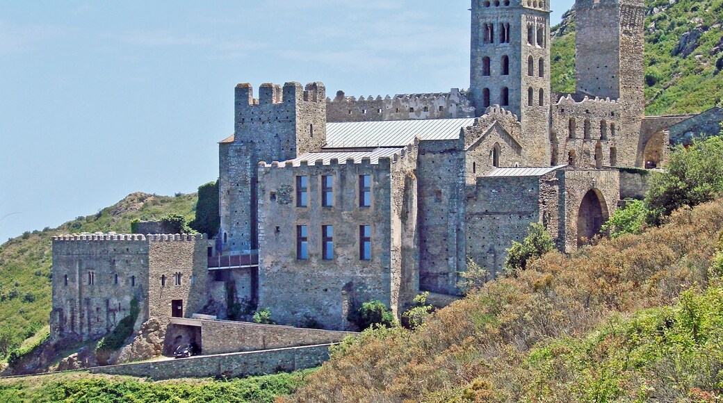 Photo "Sant Pere de Rodes Monastery" by Jean-Pierre Dalbéra (CC BY) / Cropped from original