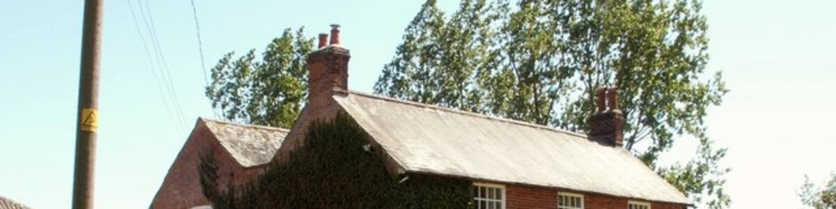 Photo "The farmhouse at Byes Farm" by Robert Edwards (Creative Commons Attribution-Share Alike 2.0) / Cropped from original