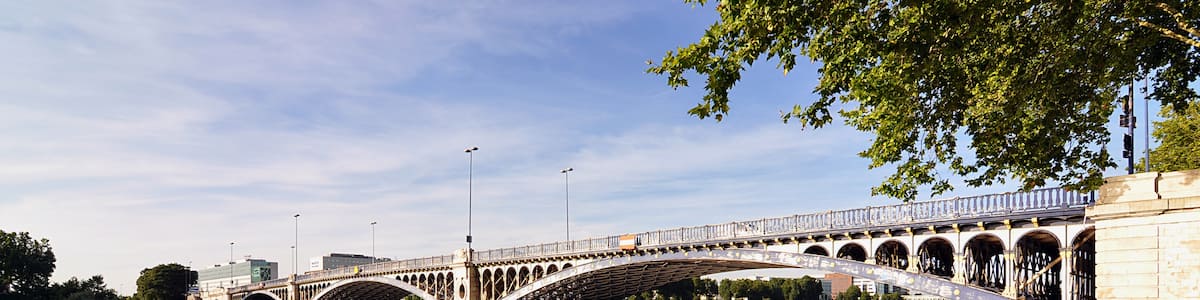Photo "Bridge of Gennevilliers over the Seine River between Clichy and Asnières-sur-Seine, department of Hauts-de-Seine, France." by Moonik (Creative Commons Attribution-Share Alike 3.0) / Cropped from original