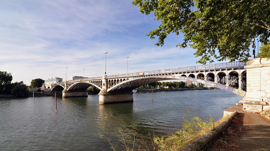 Photo "Bridge of Gennevilliers over the Seine River between Clichy and Asnières-sur-Seine, department of Hauts-de-Seine, France." by Moonik (Creative Commons Attribution-Share Alike 3.0) / Cropped from original