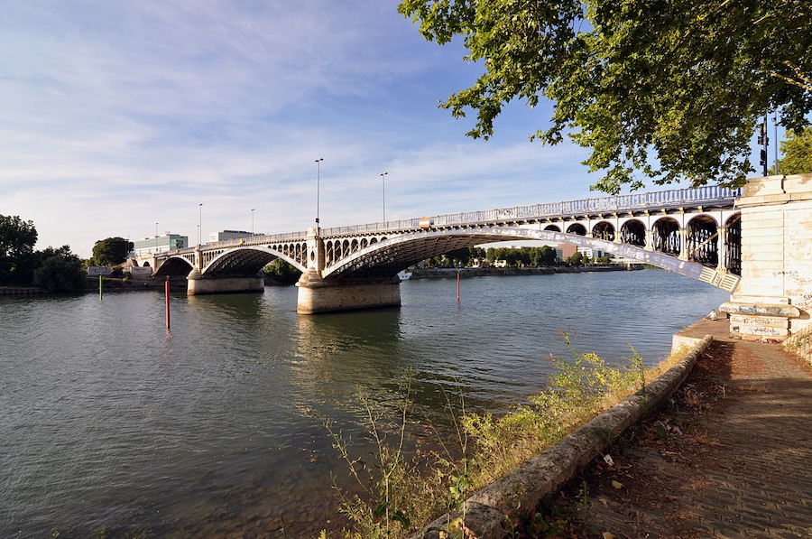Bridge of Gennevilliers over the Seine River between Clichy and Asnières-sur-Seine, department of Hauts-de-Seine, France.