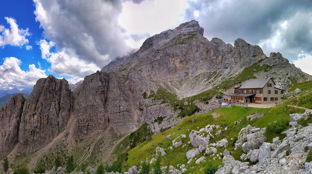 Photo "Val di Zoldo" by Andreacovacich (page does not exist) (CC BY-SA) / Cropped from original