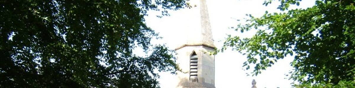 Photo "Chapel in Cemetery, London Road, Braintree. The cemetery is situated in London Road, north of the A120 by-pass." by Brenda Howard (Creative Commons Attribution-Share Alike 2.0) / Cropped from original