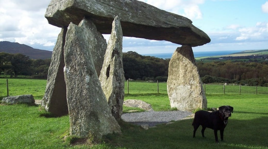 Photo "Pentre Ifan Dolmen" by Trish Steel (CC BY-SA) / Cropped from original