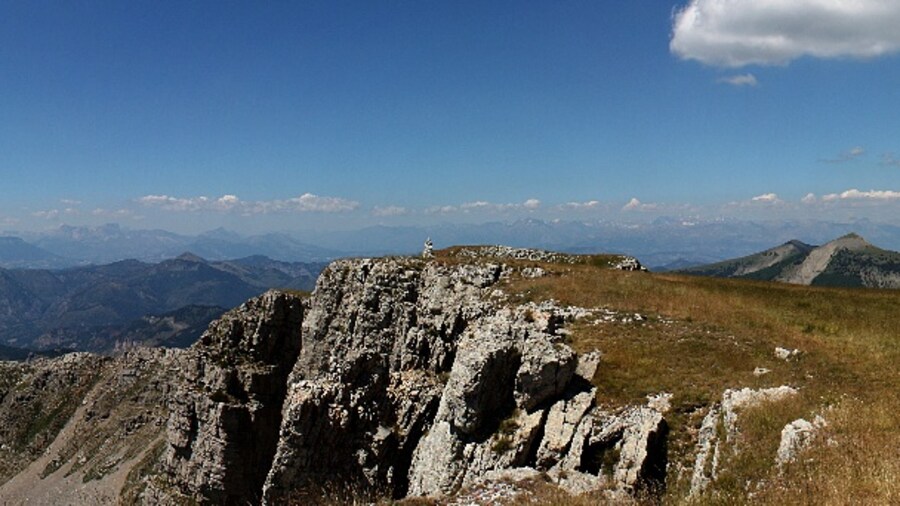Photo "Panorama of the "Les Monges", seen at the summit." by EkkehardDomning (page does not exist) (Creative Commons Attribution-Share Alike 4.0) / Cropped from original