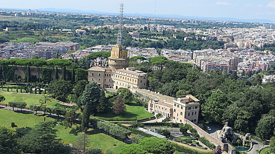 Photo "Giardini Vaticani - Monastero Mater Ecclesiae" by Mister No (Creative Commons Attribution 3.0) / Cropped from original