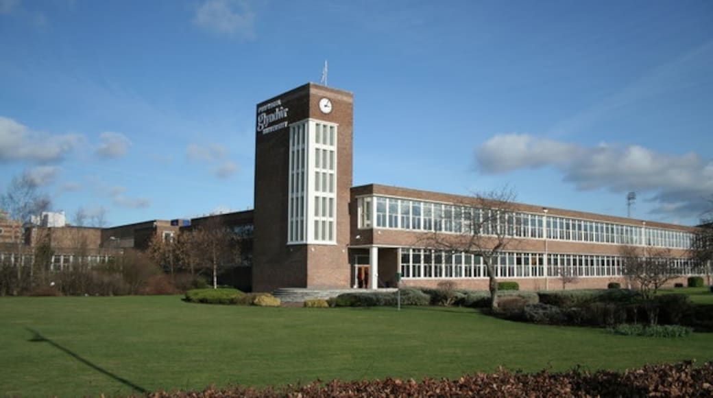 Foto "Wrexham Glyndwr University" de Geoff Evans (CC BY-SA) / Recortada do original