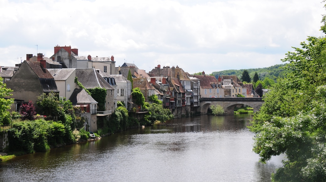 Photo "Argenton-sur-Creuse" by Henk Monster (CC BY) / Cropped from original