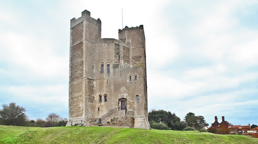 Photo "Orford Castle" by Meria Geoian (CC BY-SA) / Cropped from original