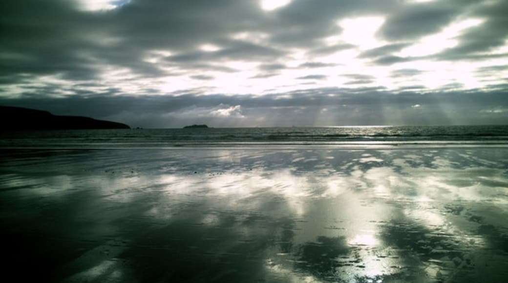 Photo "Broad Haven Beach" by Rob Bainbridge (CC BY-SA) / Cropped from original
