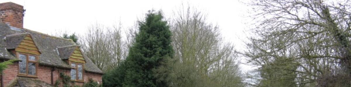 Photo "House On Broad Alley Broad Alley is the name of the lane as well as the hamlet." by Whatlep (Creative Commons Attribution-Share Alike 2.0) / Cropped from original