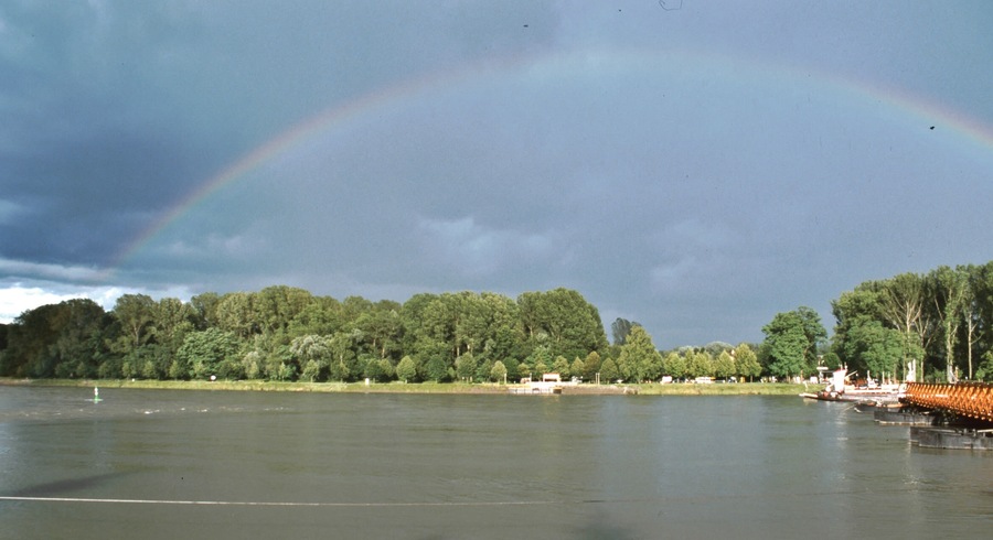 Regenbogen über den Rhein bei der Rheinfähre Plittersdorf - Seltz
