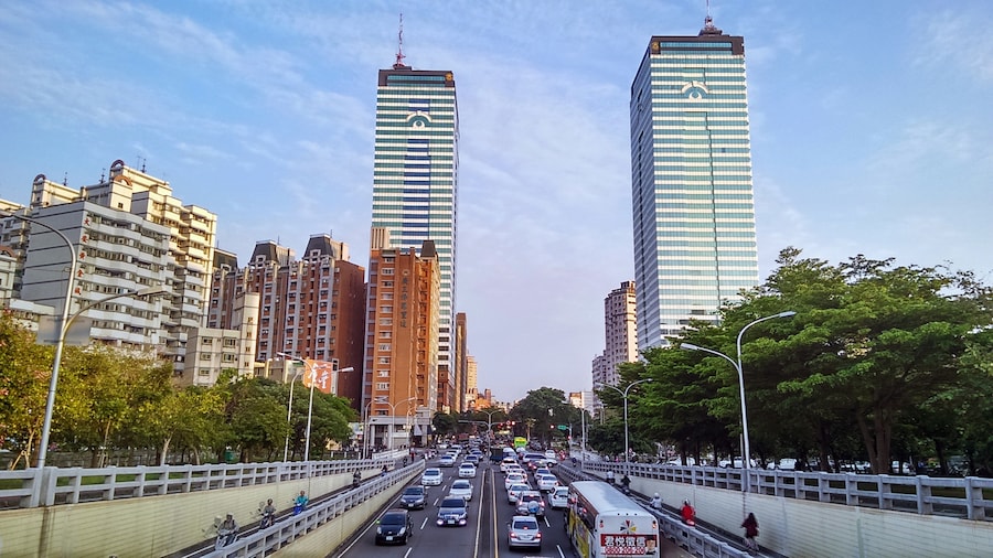 Photo "忠明南路地下道前一景" by Fcuk1203 (Creative Commons Attribution-Share Alike 3.0) / Cropped from original
