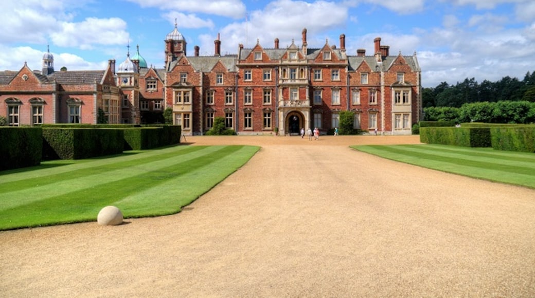 « Résidence de la famille royale britannique Sandringham House», photo de David Dixon (CC BY-SA) / rognée de l’originale