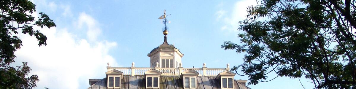 Photo "County Hall, Abingdon" by Des Blenkinsopp (Creative Commons Attribution-Share Alike 2.0) / Cropped from original