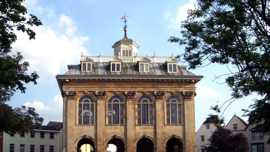Photo "County Hall, Abingdon" by Des Blenkinsopp (Creative Commons Attribution-Share Alike 2.0) / Cropped from original