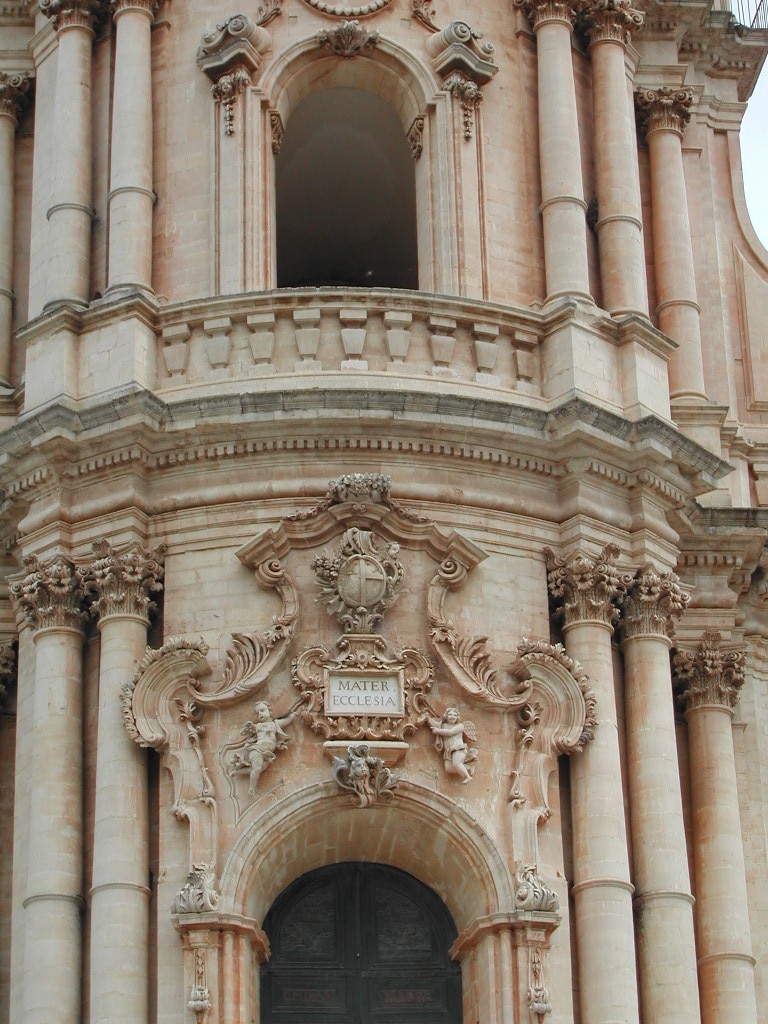 Photo "Duomo di San Giorgio Modica" by Francesco Bandarin (CC BY-SA) / Cropped from original