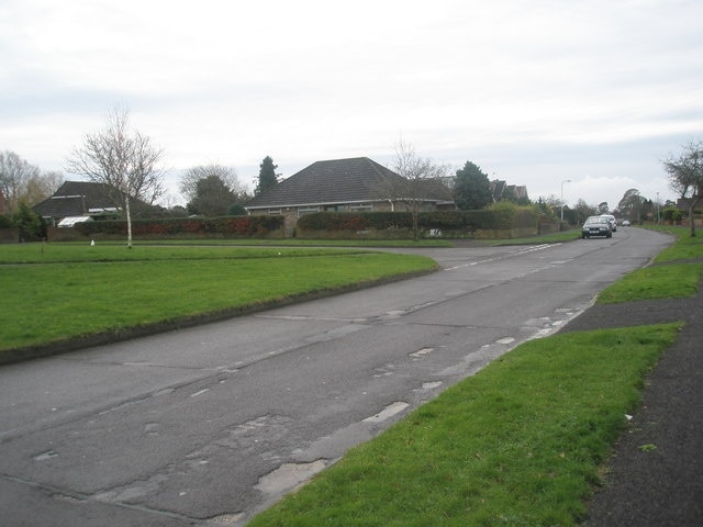 Approaching the junction of Kings Mede and Peper Harow