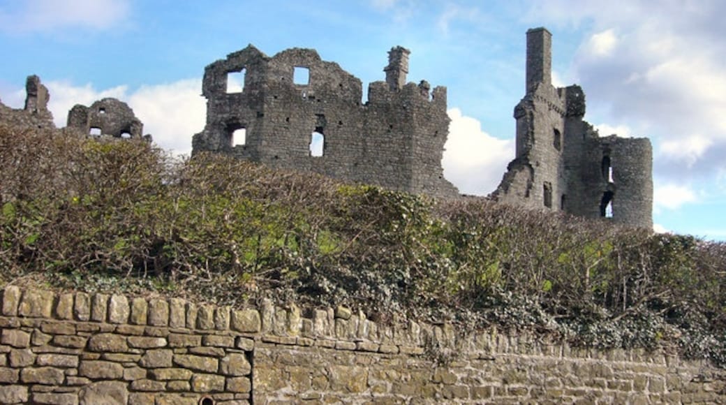 Foto "Coity Castle" oleh kenneth rees (CC BY-SA) / Dipotong dari foto asli