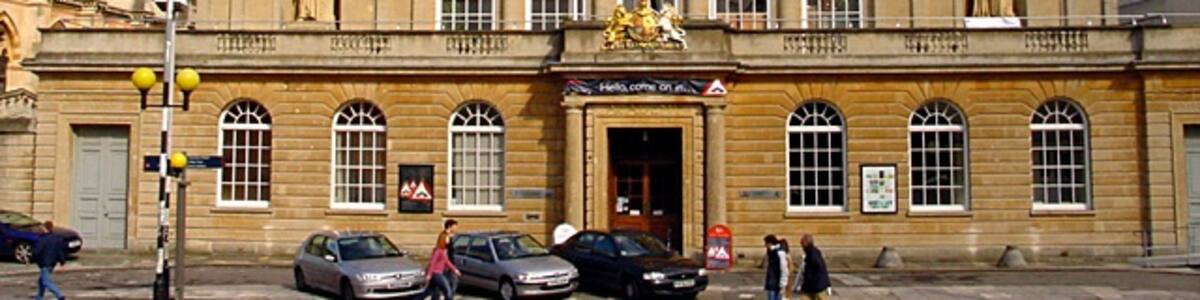 Photo "Royal West of England Academy of Art, Clifton" by Linda Bailey (Creative Commons Attribution-Share Alike 2.0) / Cropped from original