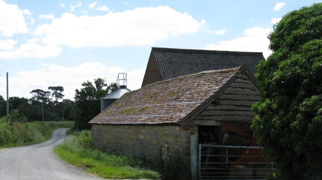 Photo "Queenhill" by Whatlep (CC BY-SA) / Cropped from original