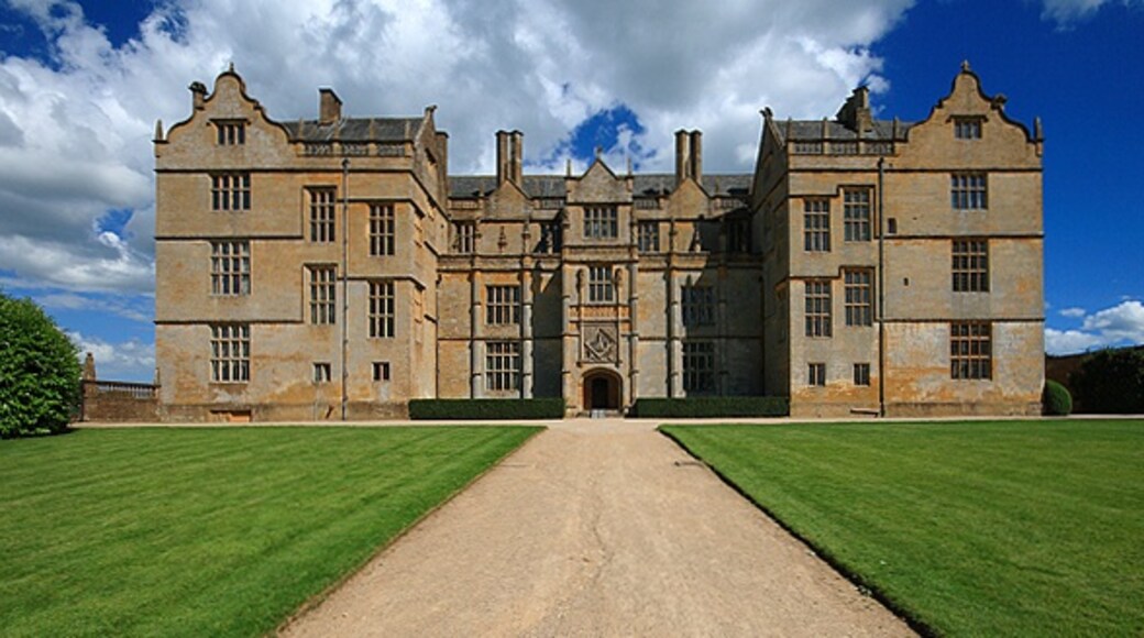 Photo "Montacute House" by Mike Searle (CC BY-SA) / Cropped from original