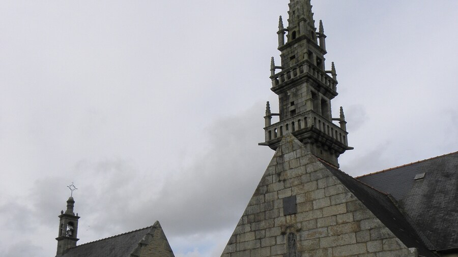 Photo "Chapelle Sainte-Anne, clocher et porche-ossuaire de l'église Saint-Pierre et Saint-Paul de Milizac (29)." by GO69 (Creative Commons Attribution-Share Alike 3.0) / Cropped from original