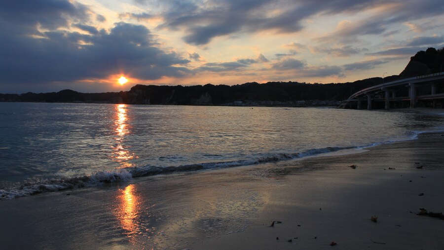 Photo "Katsuura Chuo Beach" by くろふね (Creative Commons Attribution 3.0) / Cropped from original