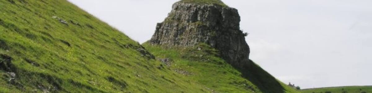 Photo "Peter's Stone near Wardlow Mires and Litton. A rocky outcrop named "Peter's Stone", supposedly from its resemblance to the dome of St. Peter's in Rome." by Peter Kochut (Creative Commons Attribution-Share Alike 2.0) / Cropped from original