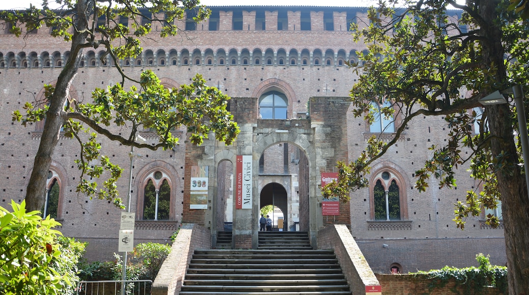Foto ‘Kasteel en stadsmuseum van Visconti’ van GabriCaste (page does not exist) (CC BY-SA) / bijgesneden versie van origineel