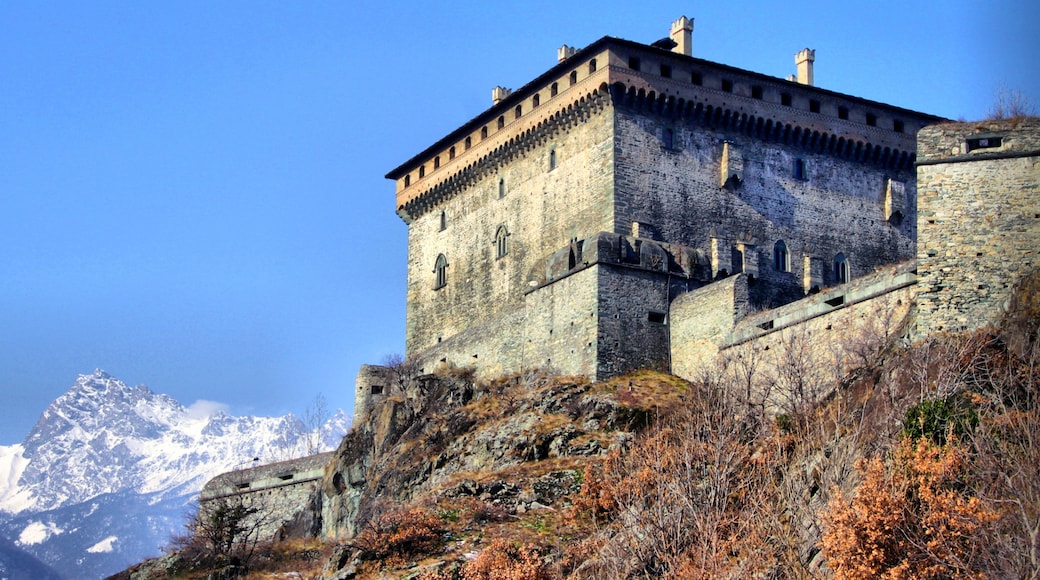 "Verres slott"-foto av Vincenzo venditti (page does not exist) (CC BY-SA) / Urklipp från original