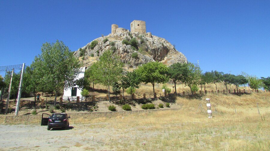 Photo "A view looking eastwards to the Castle of Belmez (Castillo de Belmez) which is a small fortress located in Bélmez in the Province of Córdoba, Spain." by Kolforn (Creative Commons Attribution 3.0) / Cropped from original