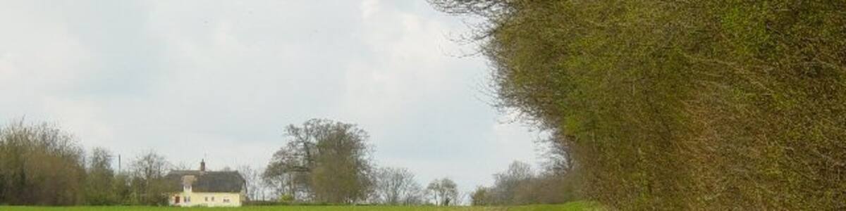 Photo "Farmland, Manuden Taken looking west from a public footpath. The house is at TL4850626434." by Janine Forbes (Creative Commons Attribution-Share Alike 2.0) / Cropped from original